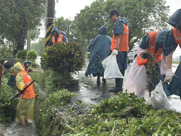 ▲▼民進黨志工隊前往災區，送募集物資、協助處理復原。（圖／民進黨中央提供）