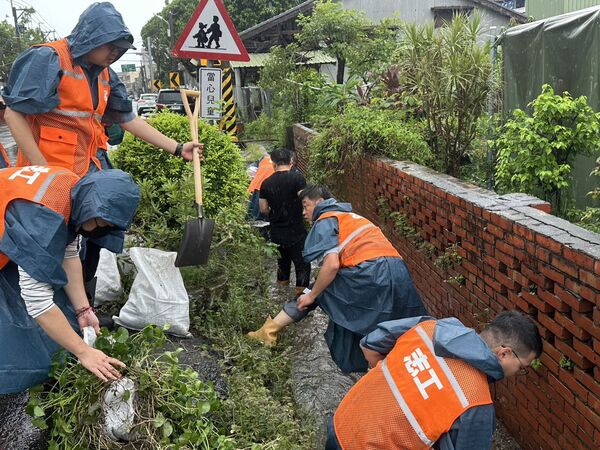 ▲▼民進黨志工隊前往災區，送募集物資、協助處理復原。（圖／民進黨中央提供）