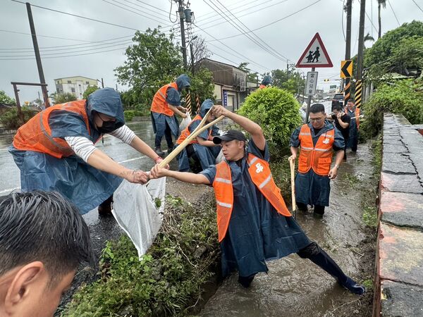 ▲▼民進黨志工隊前往災區，送募集物資、協助處理復原。（圖／民進黨中央提供）