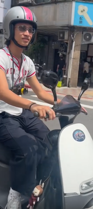 ▲▼若盈和Ian騎車出遊。（圖／網友Shellyfu0825授權提供，請勿任意翻攝，以免侵權）