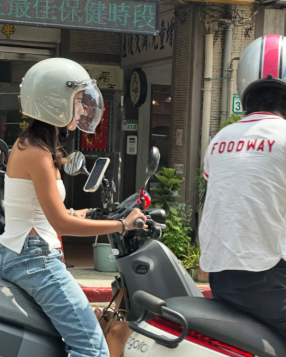 ▲▼若盈和Ian騎車出遊。（圖／網友Shellyfu0825授權提供，請勿任意翻攝，以免侵權）
