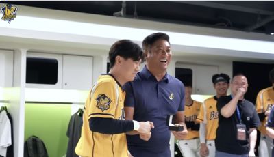 辜仲諒頒冠軍戒激勵兄弟 與江坤宇握手笑喊:好多錢喔