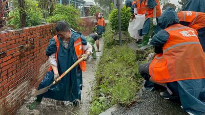 何博文「圓鍬挖水溝」最強菜農傻了!PO怪手照:能不能幹實事