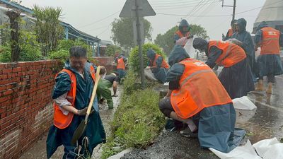 何博文台南清水溝滿身泥 藍營酸:民進黨執政30年治水有成?