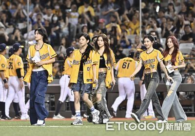 又是你！江坤宇2度幫女團開球　還被Yuna特別點名感謝