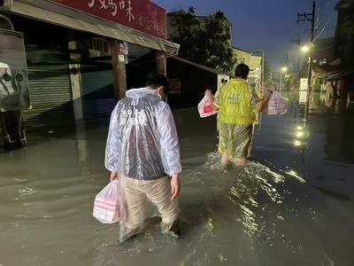 災民困淹水！郭國文涉水送700餐　網見畫面狂歪樓：懂吃