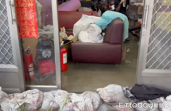 ▲▼台南安南區淹大水，民眾憤慨。（圖／記者林東良翻攝)