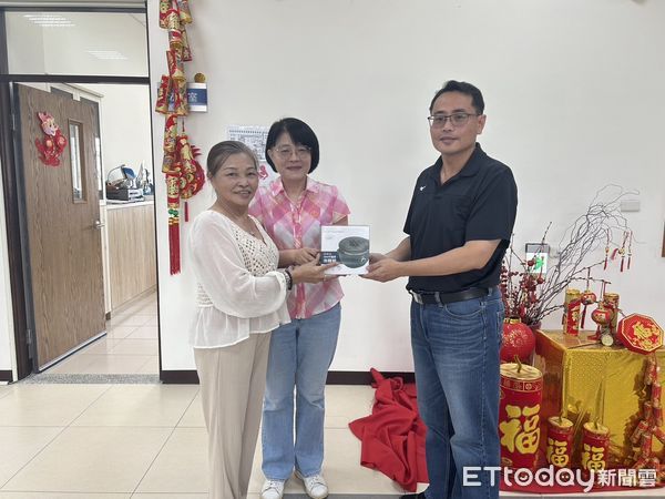 ▲鄉民特地從台東郵寄水果箱給台西公所社會課承辦人。（圖／記者游瓊華翻攝）
