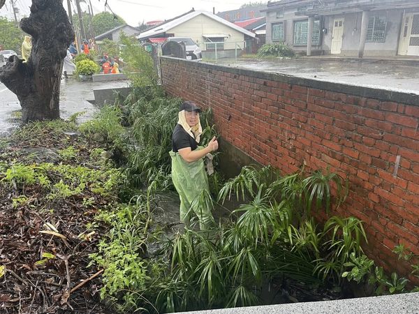 ▲民進黨代理祕書長何博文陪同台南市議員李宗翰前往白河虎山地區，冒雨下水溝清淤。（翻攝台南市議員李宗翰臉書，下同）