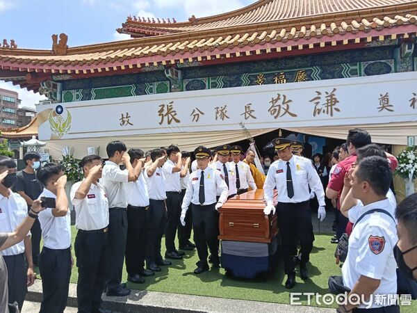 ▲勇消張敬謙今天告別式，棺木覆蓋國旗、消防旗，並追晉分隊長。（圖／記者陸運陞翻攝）