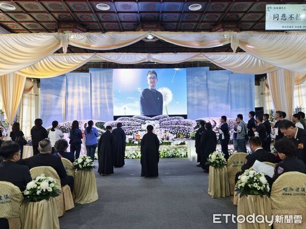 ▲勇消張敬謙今天告別式，棺木覆蓋國旗、消防旗，並追晉分隊長。（圖／記者陸運陞翻攝）