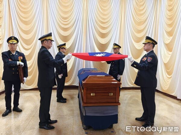▲勇消張敬謙今天告別式，棺木覆蓋國旗、消防旗，並追晉分隊長。（圖／記者陸運陞翻攝）