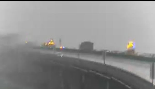 ▲西濱芳苑路段聯結車超車不慎自撞。（圖／翻攝自國道1968）