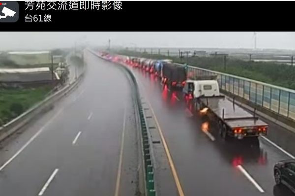 ▲西濱芳苑路段聯結車超車不慎自撞。（圖／翻攝自國道1968）