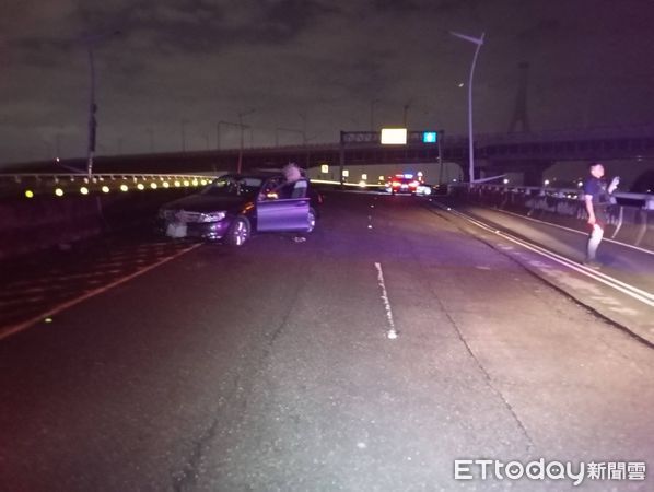 ▲▼   逆向上社子大橋，          。（圖／記者邱中岳翻攝）