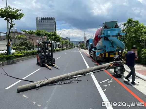 ▲王男倒車不慎撞斷電線桿，機車騎士閃避不及撞上噴飛。（圖／記者陸運陞翻攝）