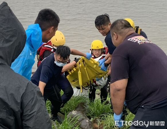 ▲消防人員2日上午於安南區安通路一帶水域打撈一具男性浮屍。（民眾提供）