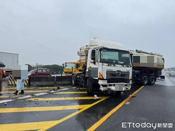 ▲國1南向大村路段發生聯結車撞中央分隔道，釀石塊噴飛對向3車連環撞。（圖／記者唐詠絮翻攝）