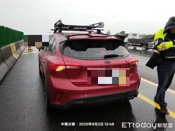 ▲國1南向大村路段發生聯結車撞中央分隔道，釀石塊噴飛對向3車連環撞。（圖／記者唐詠絮翻攝）