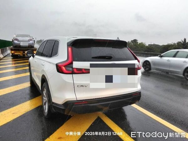 ▲國1南向大村路段發生聯結車撞中央分隔道，釀石塊噴飛對向3車連環撞。（圖／記者唐詠絮翻攝）