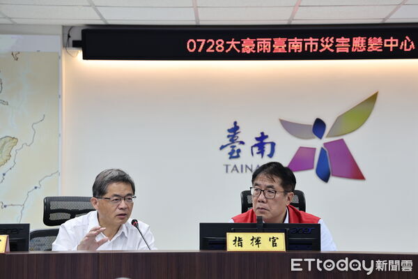 ▲台南市長黃偉哲與行政院顧問李孟諺2日上午前往市府災害應變中心坐鎮指揮。（記者林東良翻攝，下同）