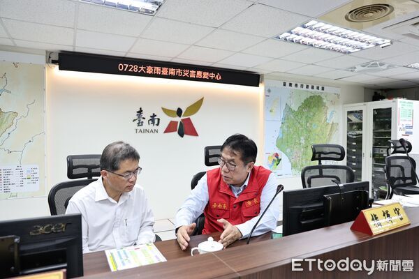 ▲台南市長黃偉哲與行政院顧問李孟諺2日上午前往市府災害應變中心坐鎮指揮。（記者林東良翻攝，下同）