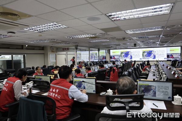 ▲台南市長黃偉哲與行政院顧問李孟諺2日上午前往市府災害應變中心坐鎮指揮。（記者林東良翻攝，下同）