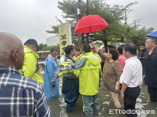 ▲台南市長黃偉哲勘查六塊寮排水積水點，指示水利局加速規劃改善方案。（記者林東良翻攝）