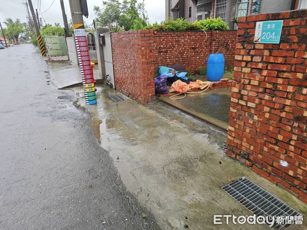 清晨出現積水情形，上午9時手動開啟閘門後逐漸退水。（記者林東良翻攝，下同）