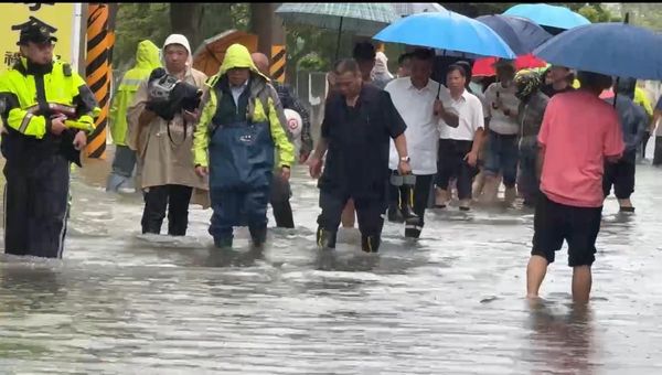 ▲▼台南豪雨下不停，多處傳出災情，市長黃偉哲涉水勘災。（圖／翻攝黃偉哲臉書）