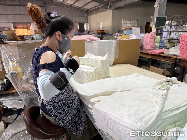 ▲虎尾就業中心輔導雲林二清棉織導入職務再設計，升降設備讓中高齡勞工工作起來更輕鬆。（圖／記者游瓊華翻攝）