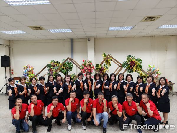 ▲勞工局王鑫基局長與20位模範勞工父親合影切蛋糕，致上父親節最誠摯的祝福。（記者林東良翻攝，下同）