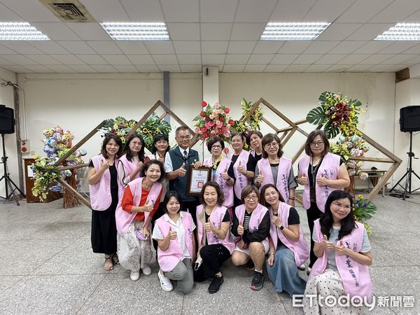 ▲勞工局王鑫基局長與20位模範勞工父親合影切蛋糕，致上父親節最誠摯的祝福。（記者林東良翻攝，下同）