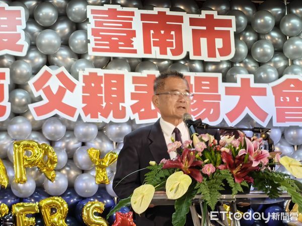 ▲勞工局王鑫基局長與20位模範勞工父親合影切蛋糕，致上父親節最誠摯的祝福。（記者林東良翻攝，下同）