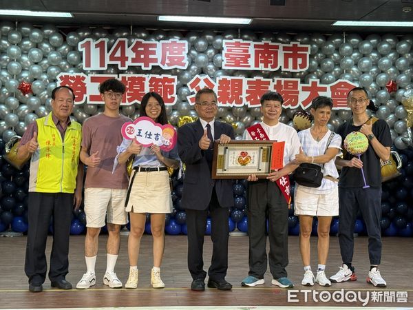 ▲勞工局王鑫基局長與20位模範勞工父親合影切蛋糕，致上父親節最誠摯的祝福。（記者林東良翻攝，下同）