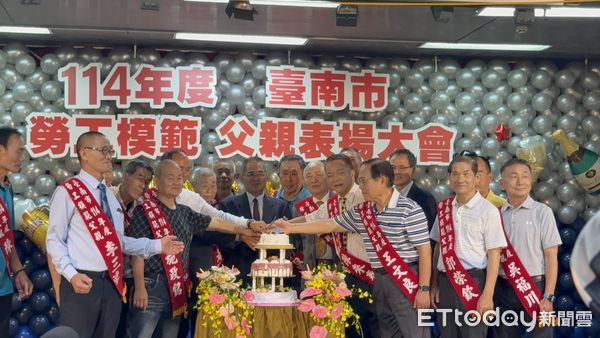 ▲勞工局王鑫基局長與20位模範勞工父親合影切蛋糕，致上父親節最誠摯的祝福。（記者林東良翻攝，下同）