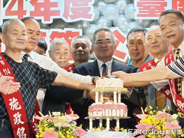 ▲勞工局王鑫基局長與20位模範勞工父親合影切蛋糕，致上父親節最誠摯的祝福。（記者林東良翻攝，下同）