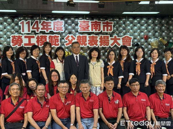 ▲勞工局王鑫基局長與20位模範勞工父親合影切蛋糕，致上父親節最誠摯的祝福。（記者林東良翻攝，下同）