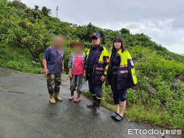 ▲玉井分局警員配合南化區公所，提前撤離東和里土石流潛勢戶，護居民安全。（記者林東良翻攝，下同）