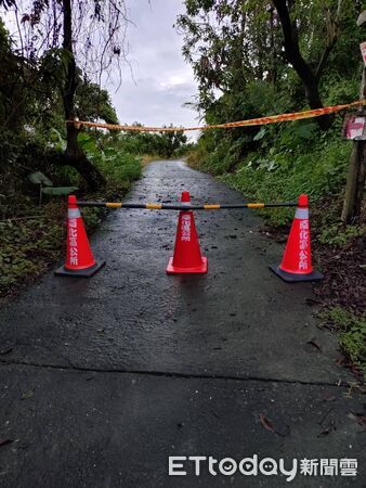 ▲玉井分局警員配合南化區公所，提前撤離東和里土石流潛勢戶，護居民安全。（記者林東良翻攝，下同）
