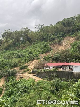 ▲玉井分局警員配合南化區公所，提前撤離東和里土石流潛勢戶，護居民安全。（記者林東良翻攝，下同）