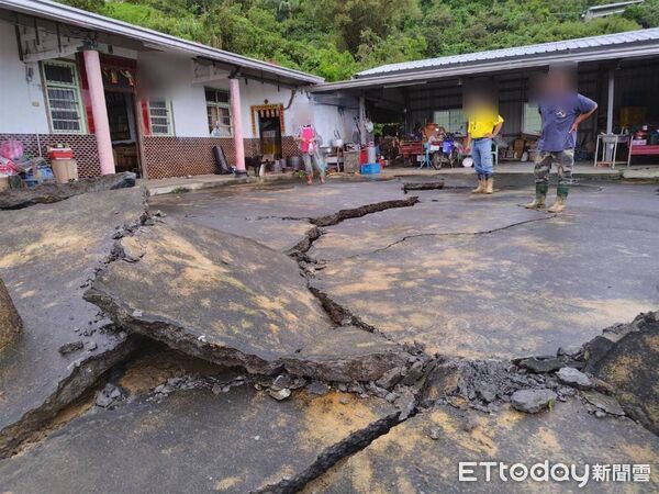 ▲玉井分局警員配合南化區公所，提前撤離東和里土石流潛勢戶，護居民安全。（記者林東良翻攝，下同）