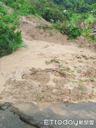 ▲玉井分局警員配合南化區公所，提前撤離東和里土石流潛勢戶，護居民安全。（記者林東良翻攝，下同）