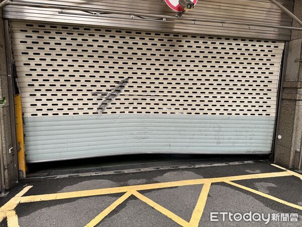 ▲王男衝撞黃女後，直接撞開鐵捲門衝進地下停車場。（圖／記者陸運陞翻攝）