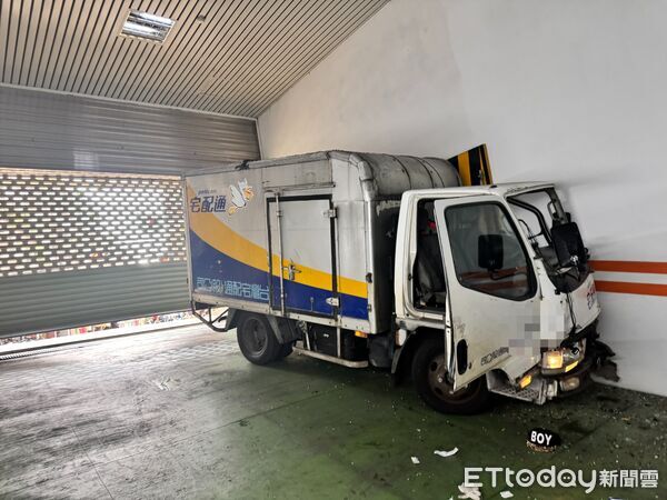 ▲王男衝撞黃女後，直接撞開鐵捲門衝進地下停車場。（圖／記者陸運陞翻攝）