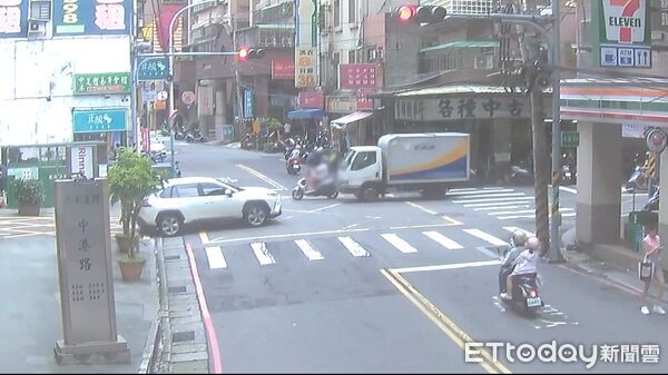 ▲王男衝撞黃女後，直接撞開鐵捲門衝進地下停車場。（圖／記者陸運陞翻攝）