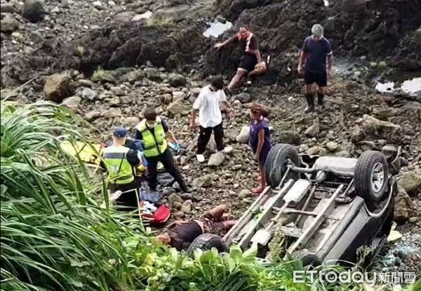 ▲▼自小客車翻覆邊坡，車上2人自行脫困。（圖／記者楊晨東翻攝）