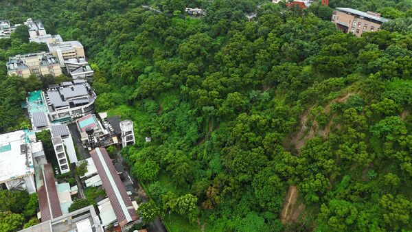 ▲彰師大宿舍後方今天下午傳出有土石滑落現象。（圖／彰化縣政府提供）