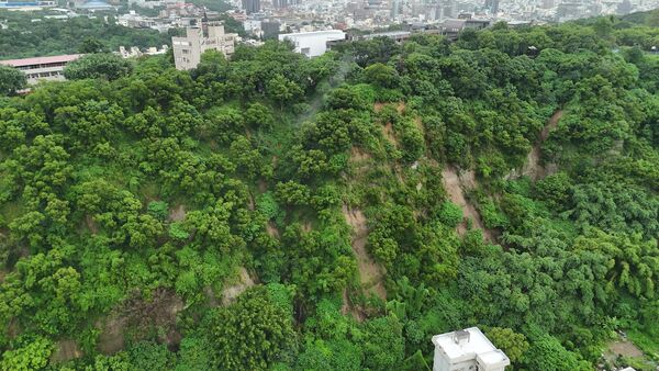 ▲彰師大宿舍後方今天下午傳出有土石滑落現象。（圖／彰化縣政府提供）