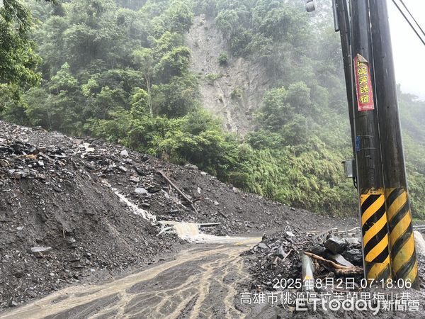 ▲台20線土石流淹沒道路。（圖／記者許宥孺翻攝）
